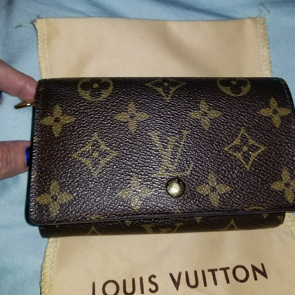 LV wallet priced to sell